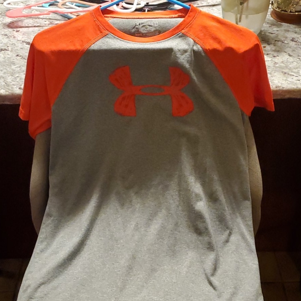 Boys large under armour tee great condition